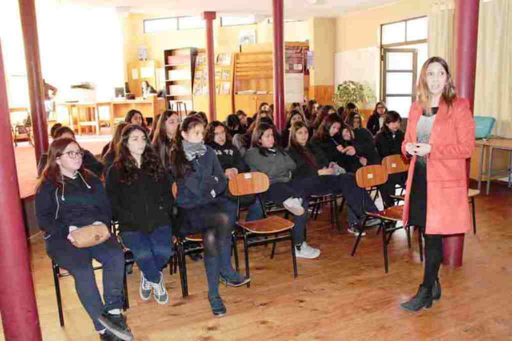 CODELCO: 90 estudiantes de San Esteban y Calle Larga conocen sobre la inclusión de la mujer en Codelco Andina