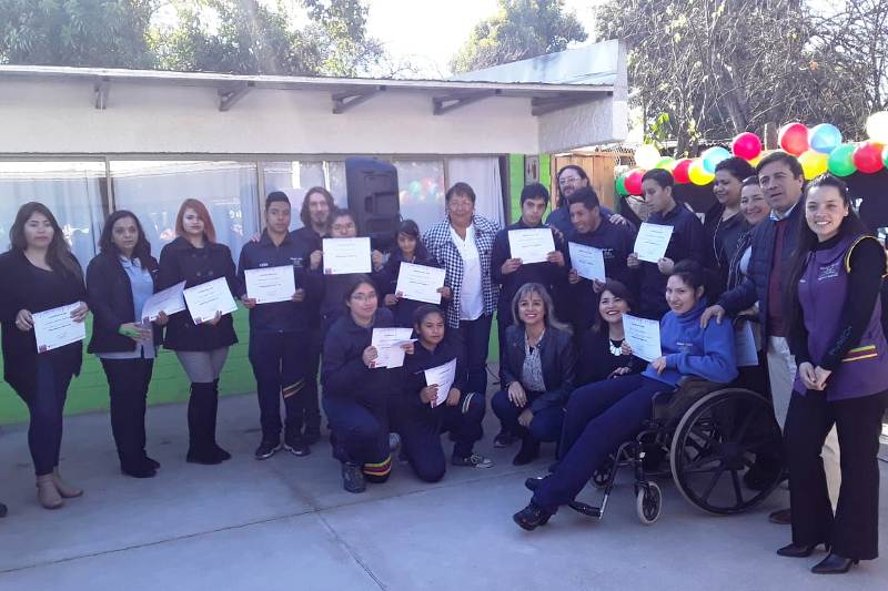 LOS ANDES: Alumnos y apoderados de la escuela especial mundo color se certificaron hoy en alfabetización digital