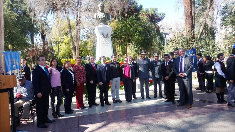 LOS ANDES: Autoridades militares y locales se reunieron en la plaza de armas para conmemorar el Natalicio de Bernardo O’higgins.