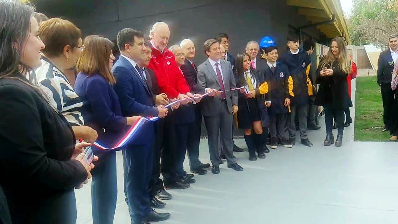 LOS ANDES: Con la presencia del Ministro de Mineria, hoy se inauguro el nuevo centro de innovación del Liceo Politécnico América