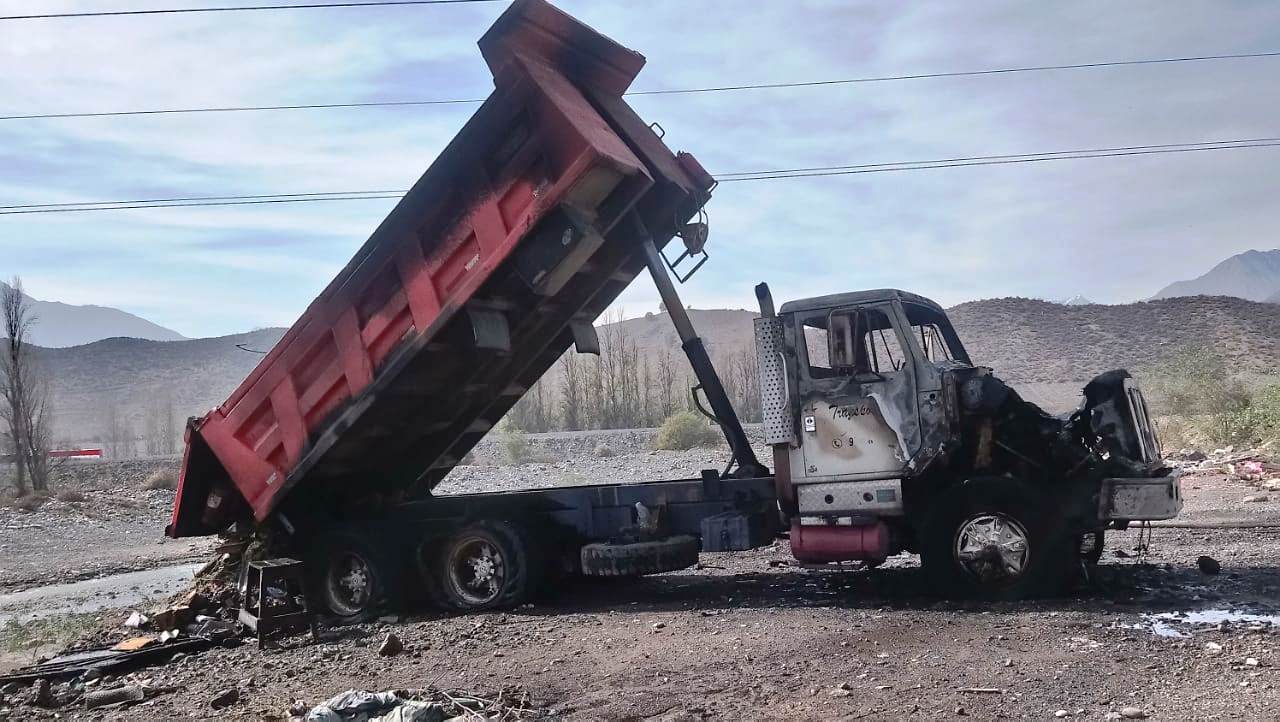 LOS ANDES: Camión que botaba escombros se incendió completamente al tocar cables de alta tensión con su tolva