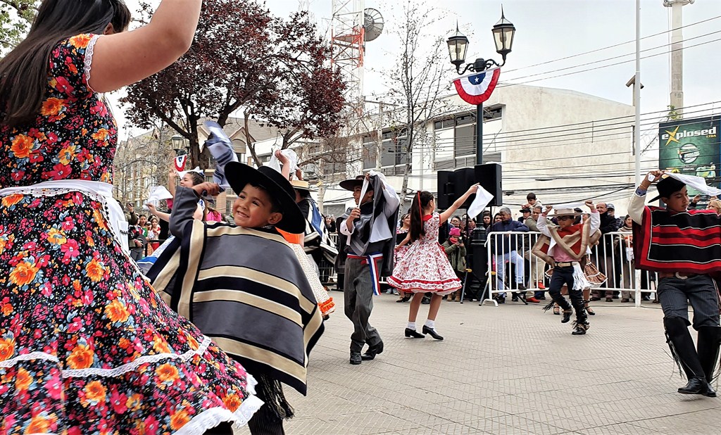 LOS ANDES: Cerca de 350 parejas de cueca de enseñanza básica y media dieron vida a la actividad folclórica “Liceo Mixto le Baila a la Patria” en la Plaza de Armas