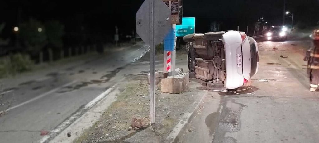 PUTAENDO: Volcaron y dejaron el auto abandonado en cruce a Piguchén
