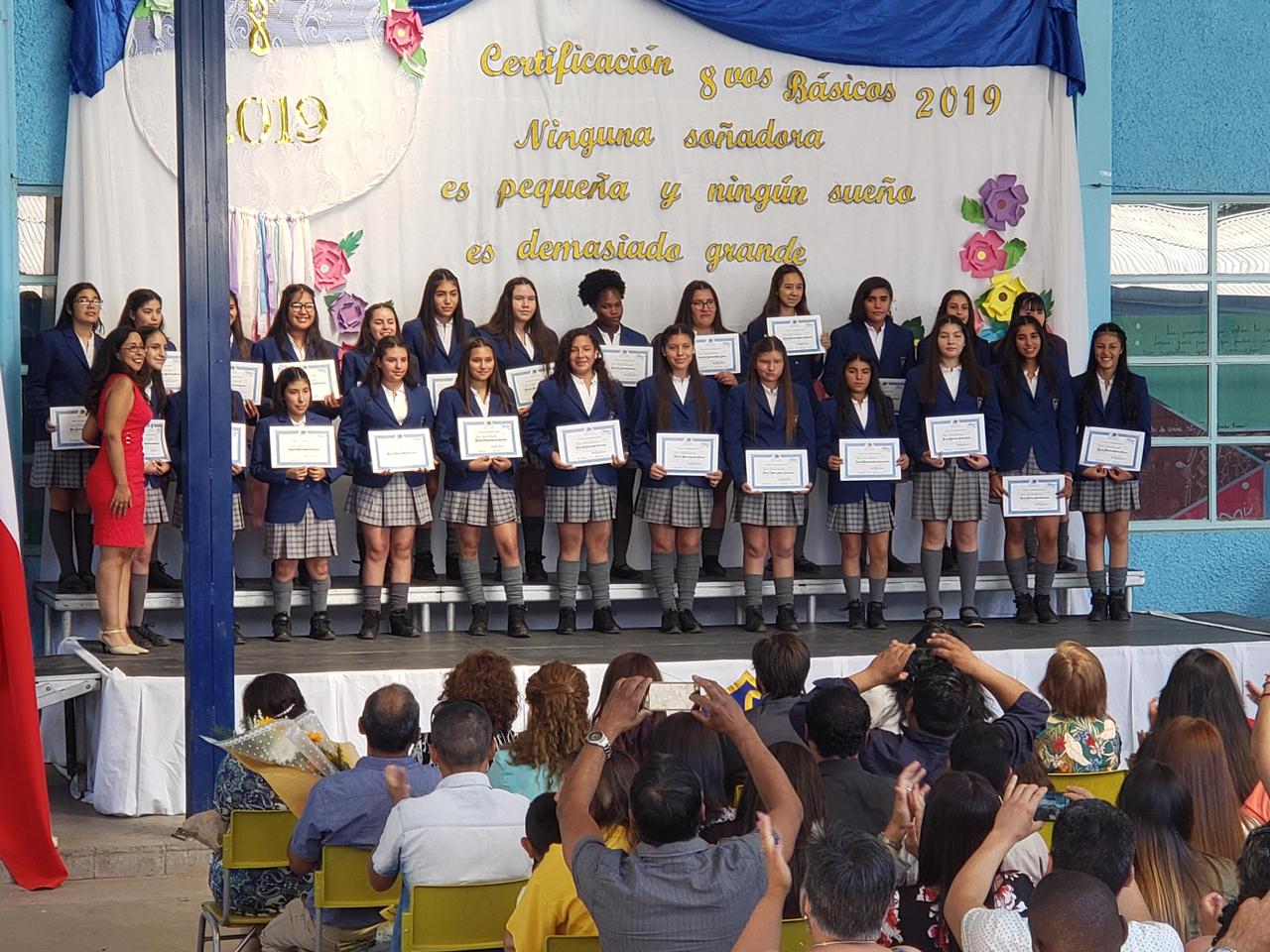 SAN FELIPE: Alumnas de octavo del Liceo Corina Urbina culminan la enseñanza básica con su ceremonia de Licenciatura