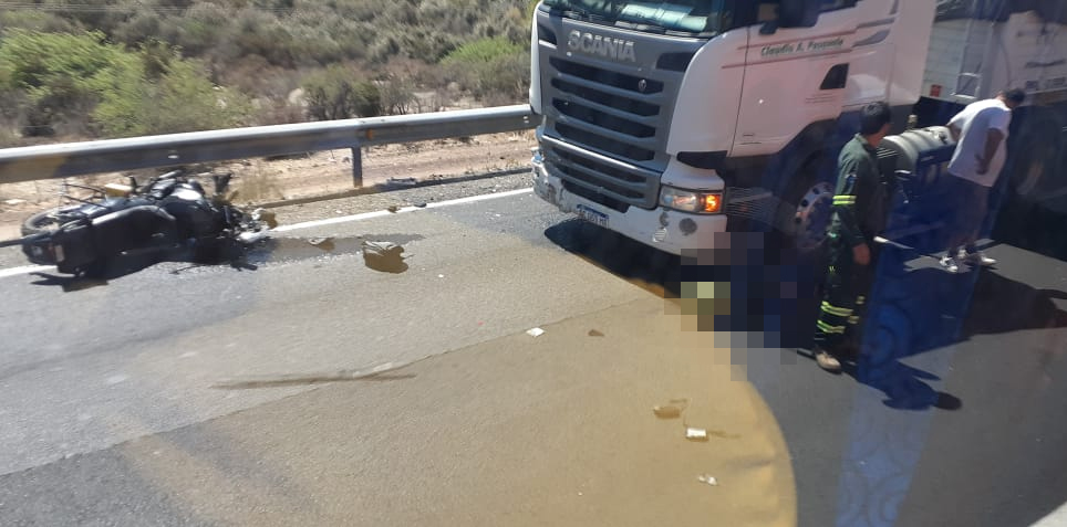 POLICIAL: Un turista británico falleció luego de colisionar con un camión en la salida norte del túnel Chacabuco.