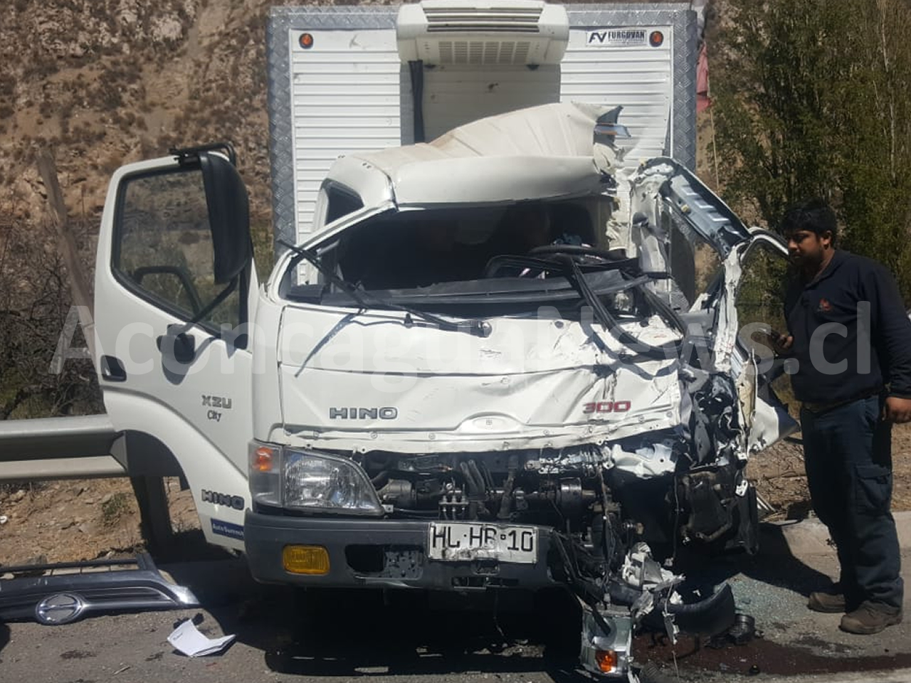 LOS ANDES: Conductor de camión 3/4 chocó un auto y un camión que estaban detenidos en Los Azules