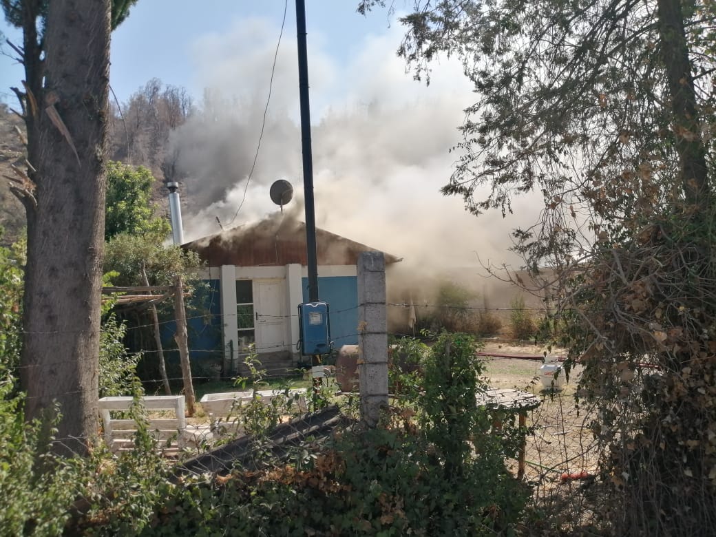 LOS CHACAYES: Incendio derruye vivienda y deja una familia damnificada