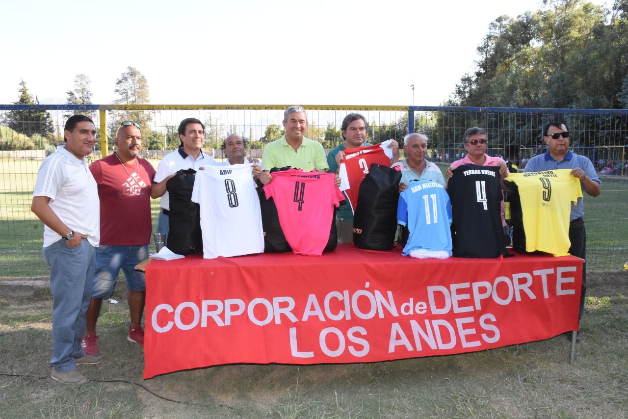 FÚTBOL: Municipalidad de Los Andes hace entrega de vestuario deportivo a Agrusela