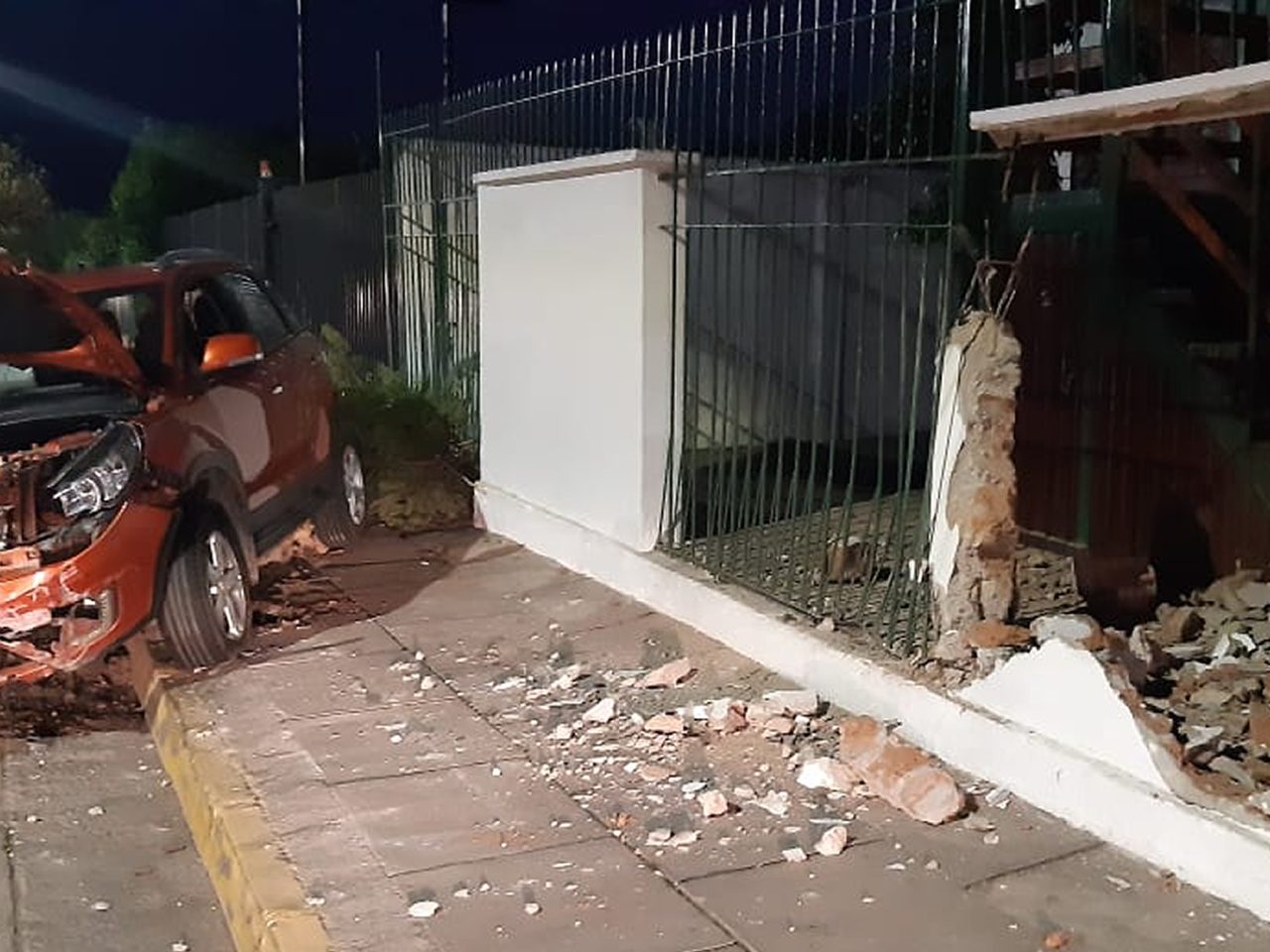 LOS ANDES: Automóvil derriba muro en Colegio María Montessori