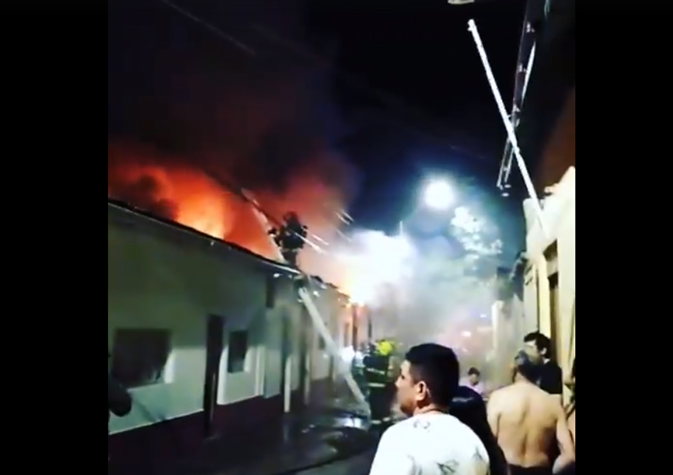 LOS ANDES: Violento incendio consumió al menos 3 casas y un restaurante en el Pasaje Reyes