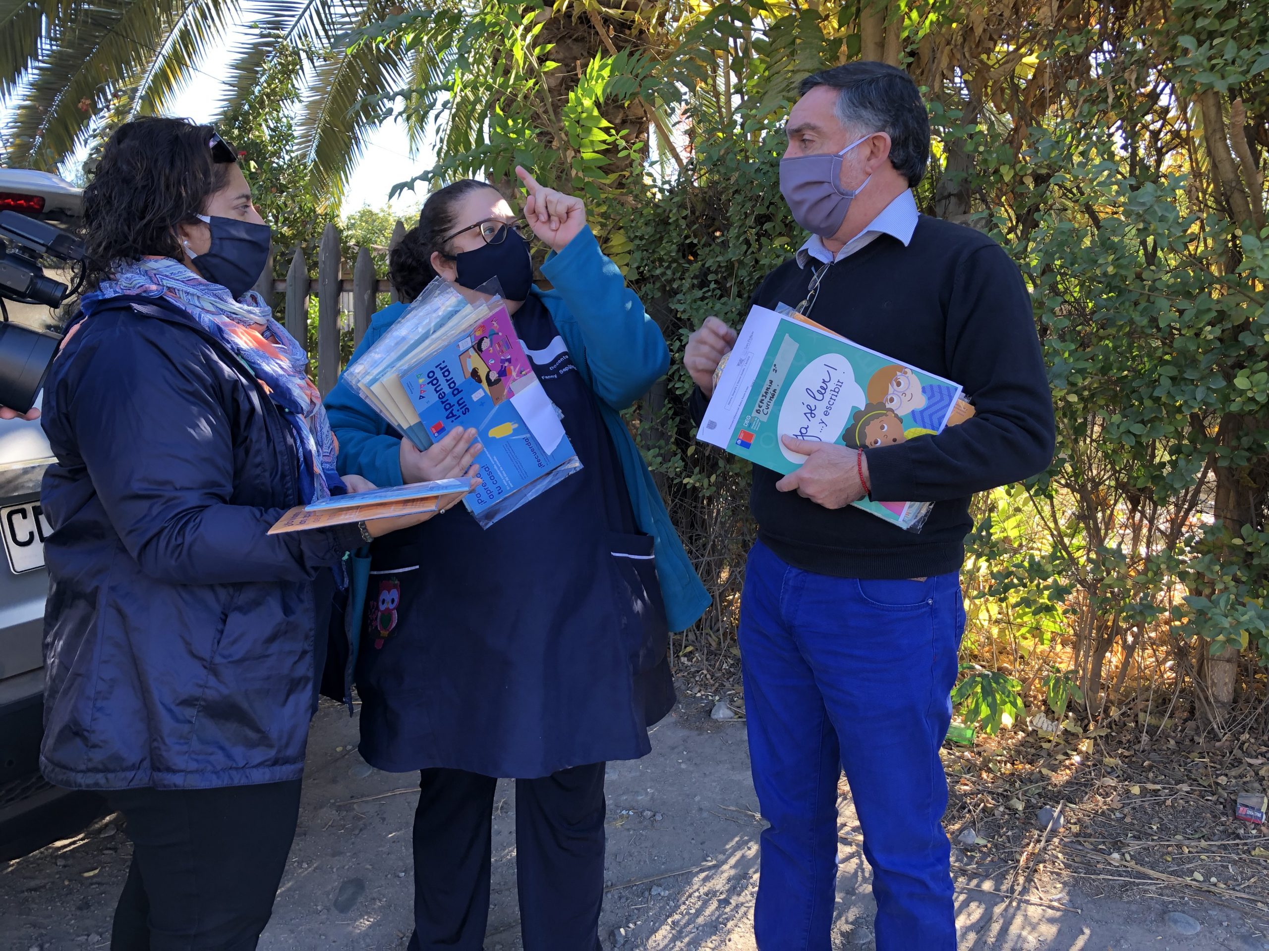 SAN FELIPE: Docentes junto al director de la Escuela Bucalemu entregan material pedagógico a los alumnos en sus domicilios para avanzar en el proceso educativo