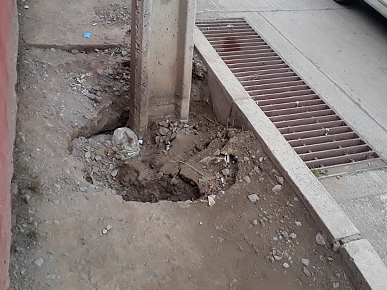 LOS ANDES: Vecinos de Arturo Prat piden pavimentación de veredas y reparación tras socavón en postes del alumbrado público