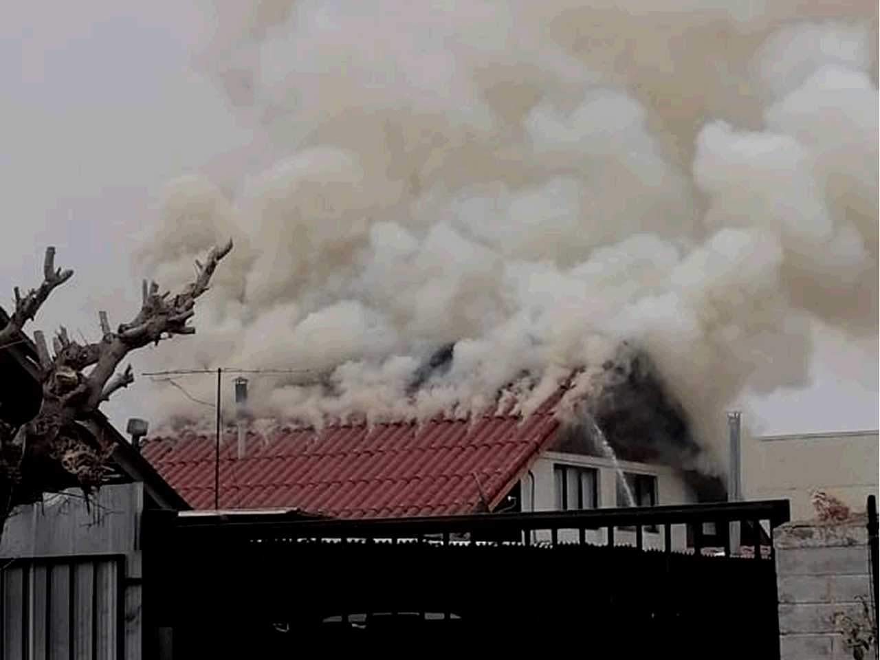 LOS ANDES: Incendio destruyó segundo piso y entretechos de dos casas en pasaje San Ramón en Villa Minera Andina