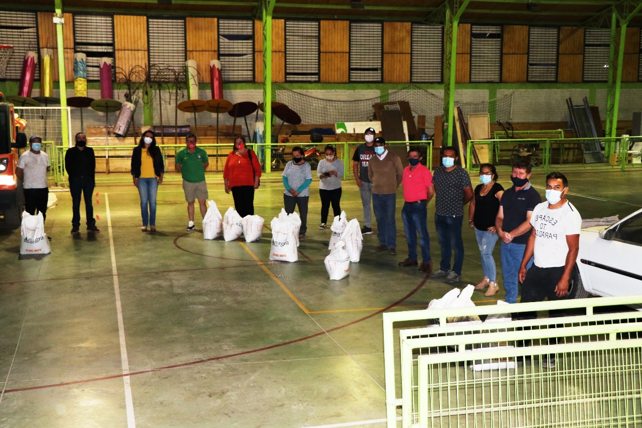 CALLE LARGA: Municipio entrega fertilizantes para canchas de todos los clubes de fútbol de la comuna