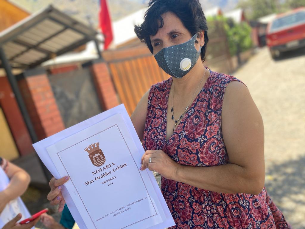 LOS ANDES: Familias de Río Blanco reciben escrituras de sus propiedades