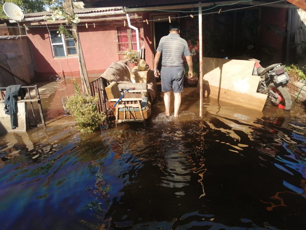 LOS ANDES: Rotura de Matriz inunda varias casas en El Barrio la Concepción y deja sin agua potable a gran parte de Los Andes y Calle Larga
