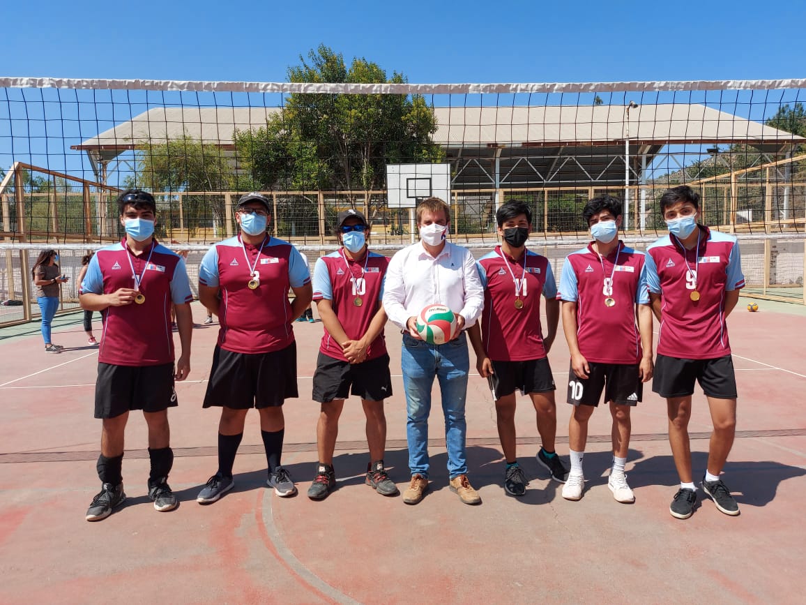 CATEMU: Jóvenes voleibolistas del valle participan en el cuadrangular acompañado del candidato Benjamín Koch