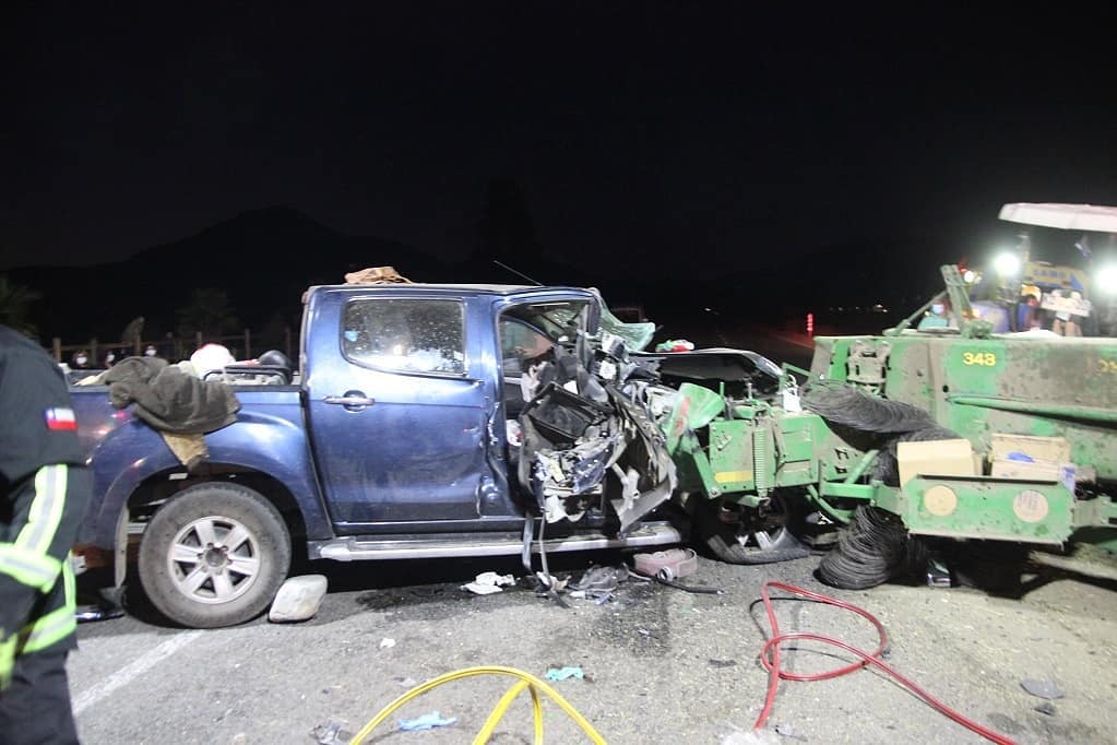 PUTAENDO: Cuatro heridos de diversa consideración tras violento accidente entre una camioneta y un tractor