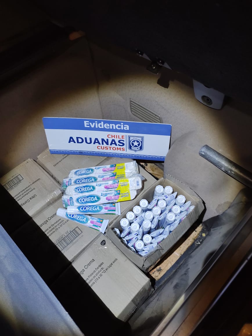 LOS LIBERTADORES: Camionero ocultaba contrabando de 288 pegamentos bucales para placas dentales