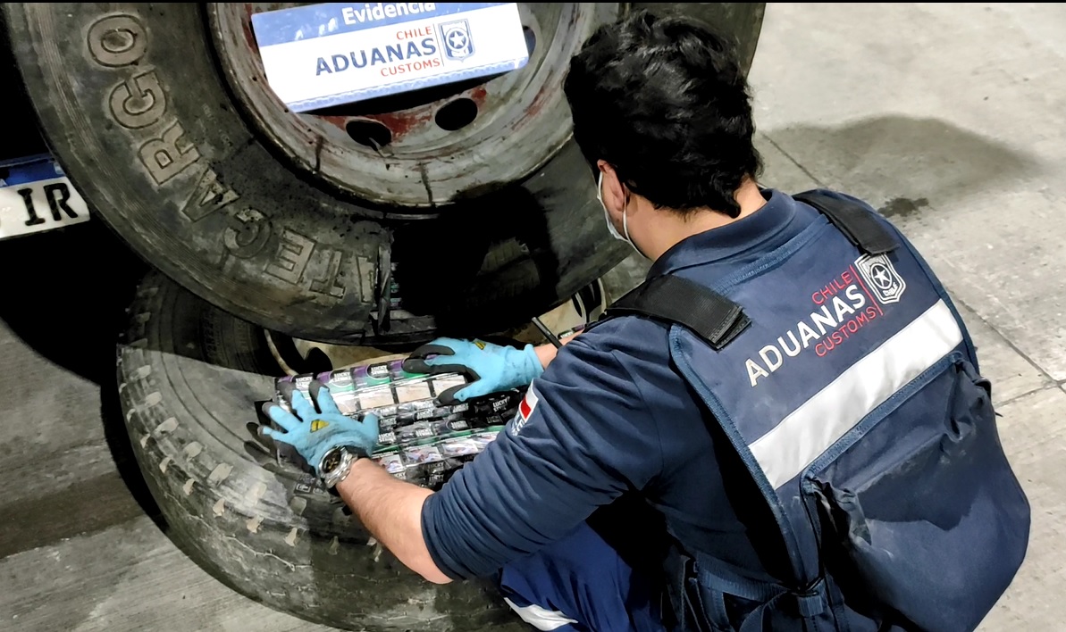 LOS LIBERTADORES: Aduanas decomisa 1500 cajetillas de cigarrillos ocultas en los neumáticos de un camión