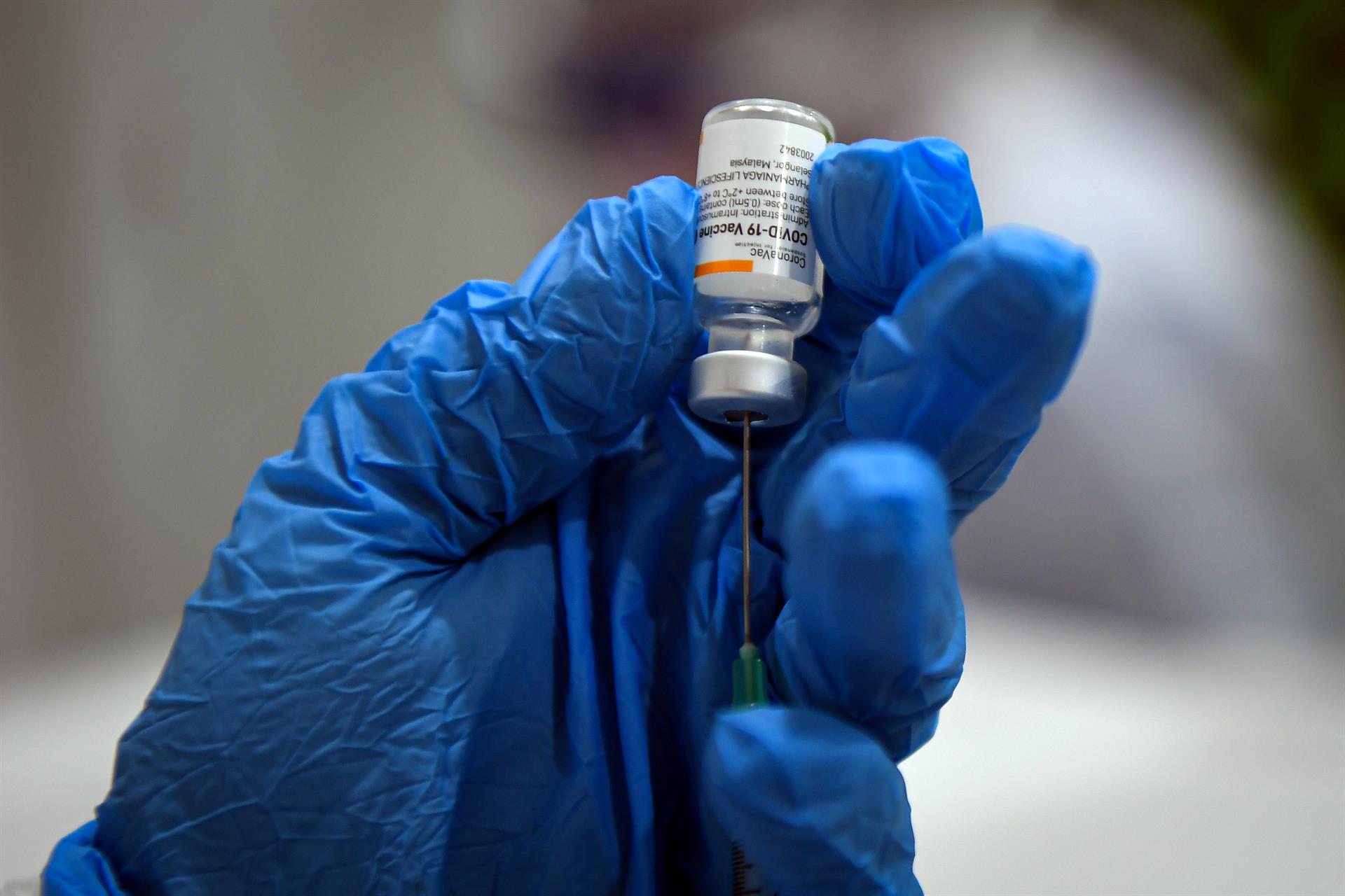 CALLE LARGA: 22 Personas fueron inoculadas por error con doble dosis de vacuna Sinovac