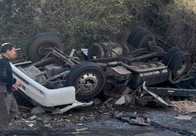 LOS ANDES: Conductor muere tras volcar camión en sector Guardia Vieja