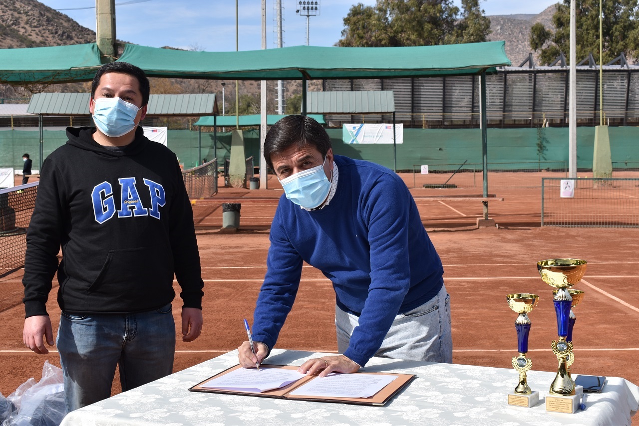 DEPORTE: Firman convenio para clases gratuitas de tenis dirigidas a estudiantes de establecimientos municipales de Los Andes