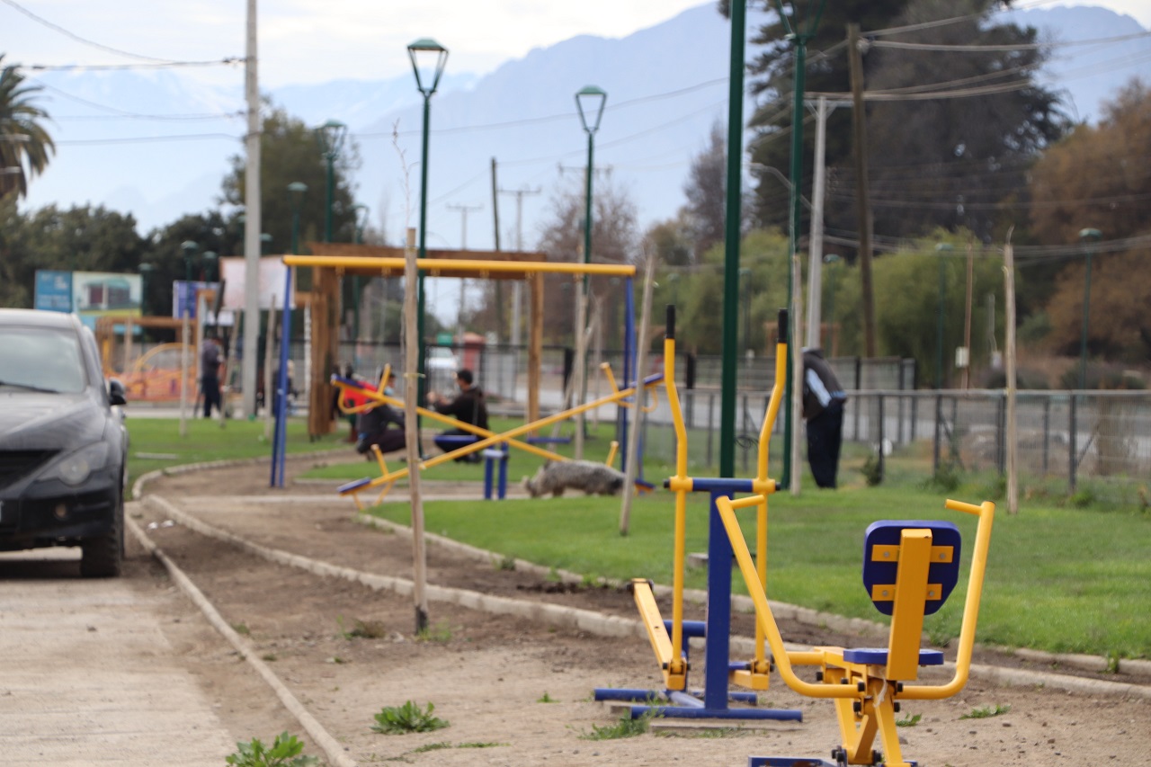 PANQUEHUE: Realizan millonaria inversión en obras de mejoramiento de áreas verdes en Villa Altos El Mirador