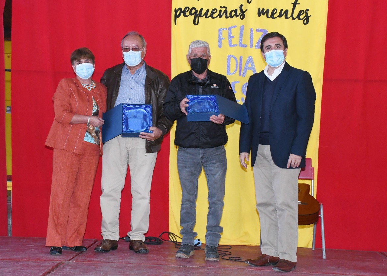 LOS ANDES: En el Día del Profesor entregan reconocimiento a docentes acogidos a retiro