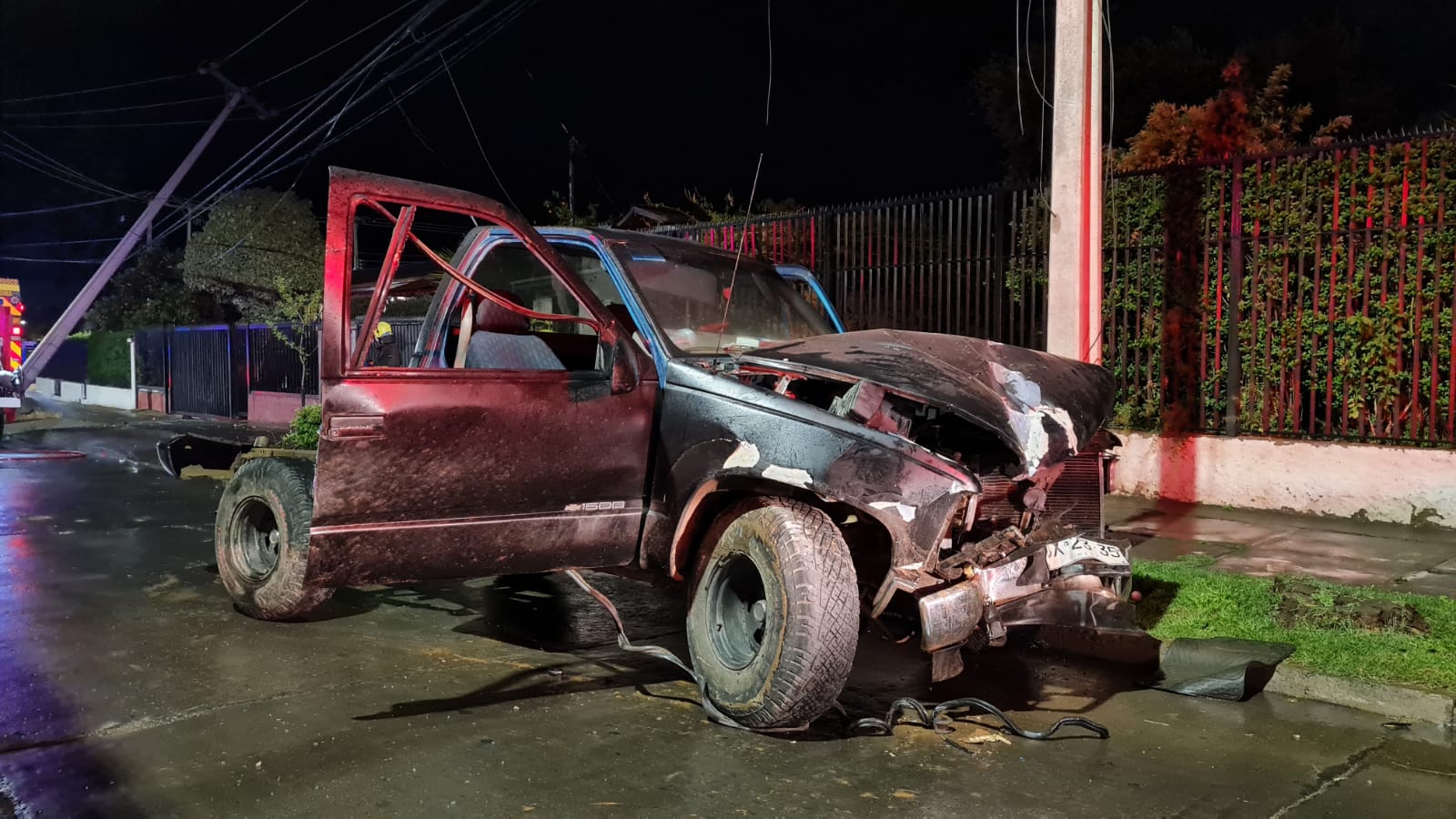 LOS ANDES: Una persona resulta fallecida y una herida grave tras violento choque de camioneta con un poste