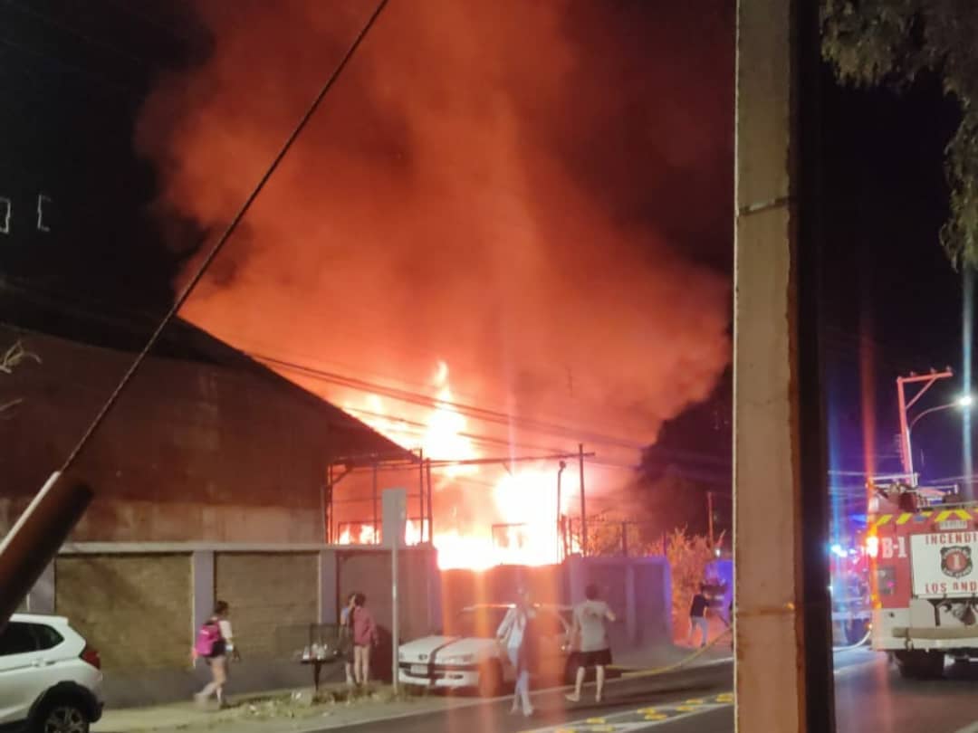LOS ANDES: [VIDEO] Casa de dos pisos resulta destruida por completo tras violento incendio