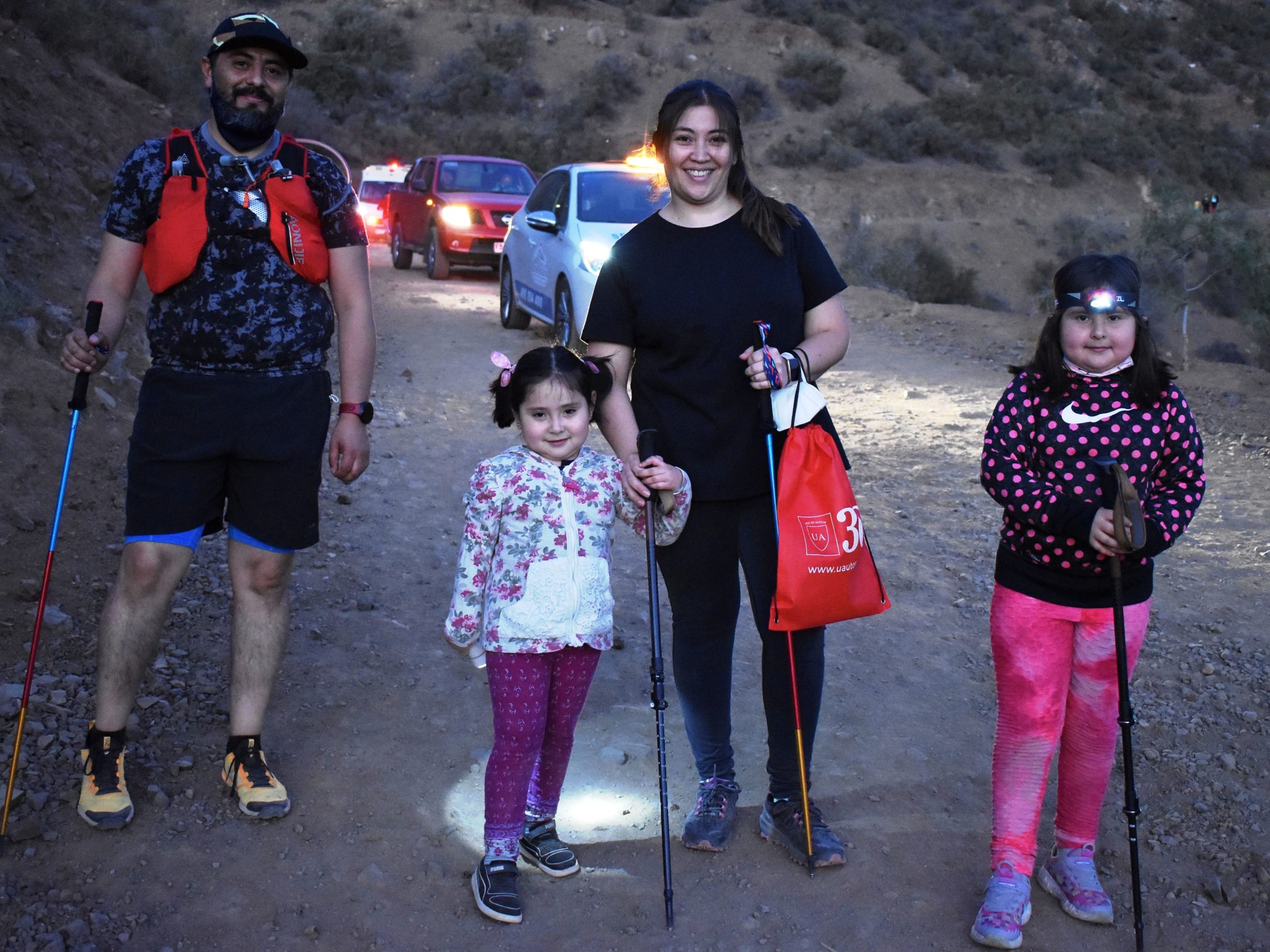 LOS ANDES: Con activa participación de familias andinas se desarrolló caminata nocturna al Cerro de la Virgen