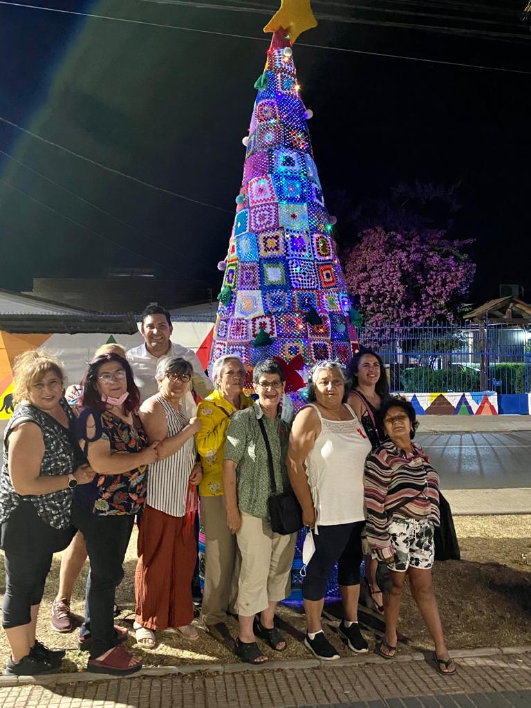 CENTENARIO: Mujeres de Los Andes tejen árbol de navidad que se instaló en plaza Centenario
