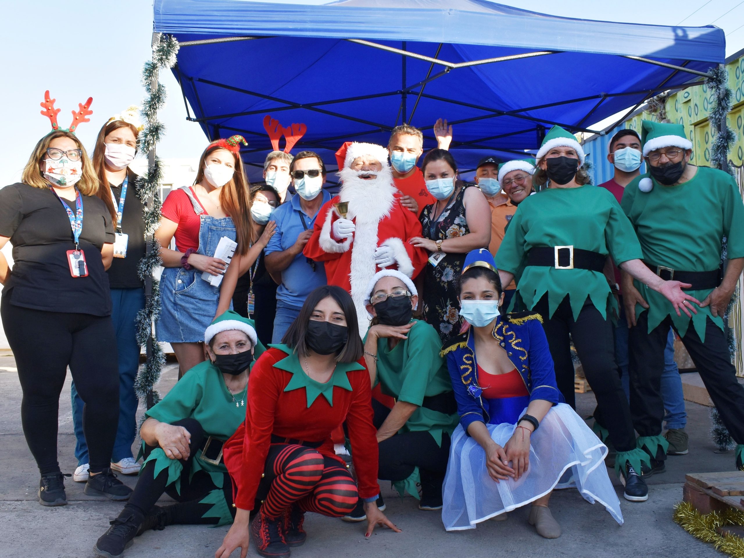 SALUD: El Viejito Pascuero y sus duendes visitaron el Cesfam Centenario para regalonear a los niños