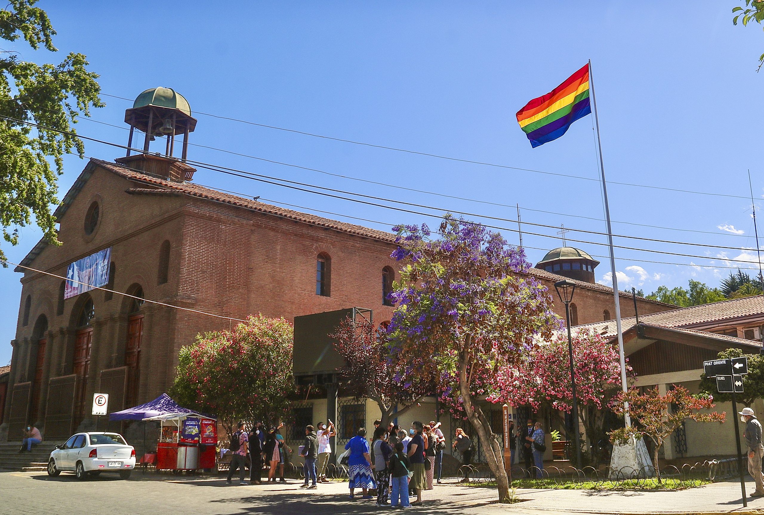 PUTAENDO: Por primera vez en Putaendo se iza la bandera de la  diversidad en el frontis del municipio