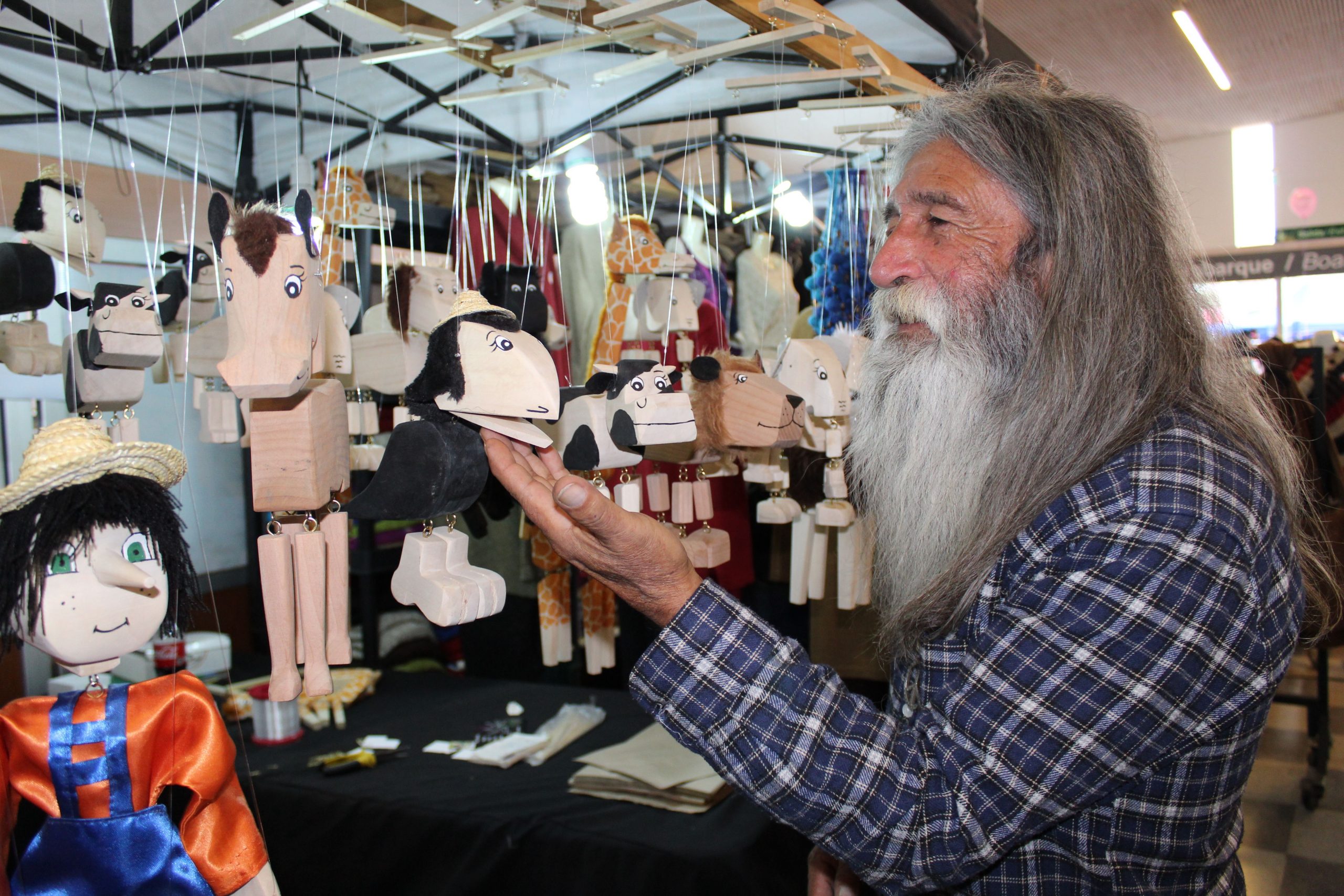 PUTAENDO: Artesano de Putaendo lleva más de 25 años haciendo marionetas de madera para estimular la imaginación de los niños