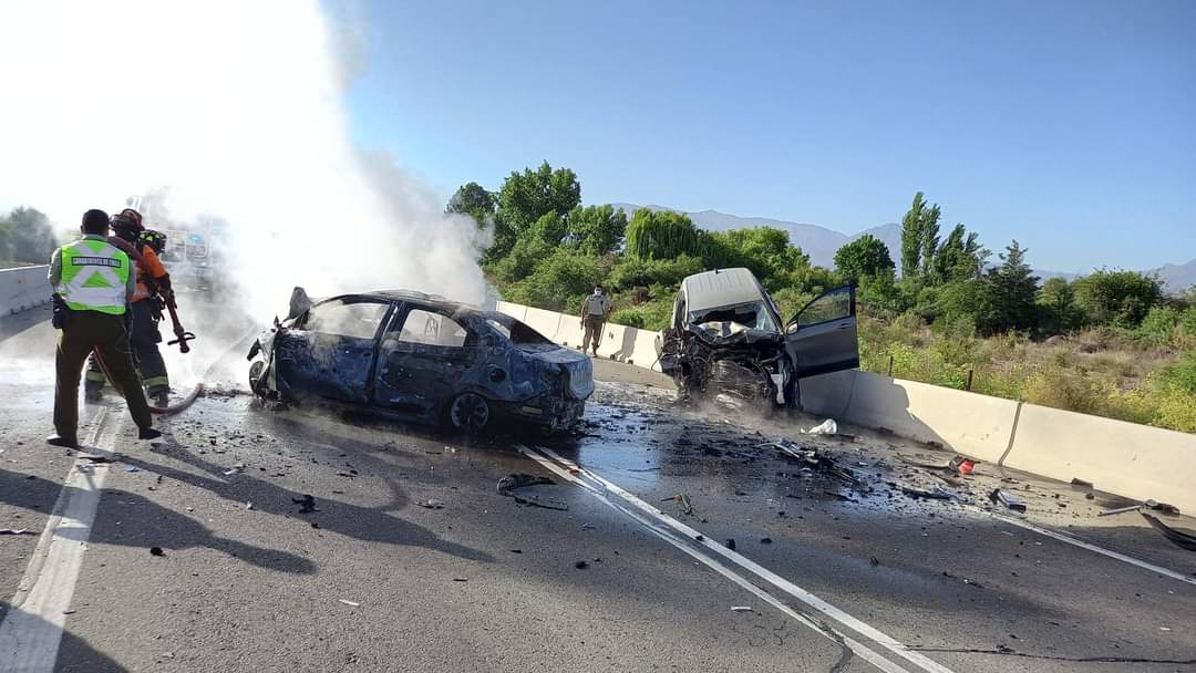 SAN FELIPE: Una persona resulta fallecida tras violento accidente y posterior incendio de su vehículo a la altura del Kilómetro 13 en la autopista CH60.