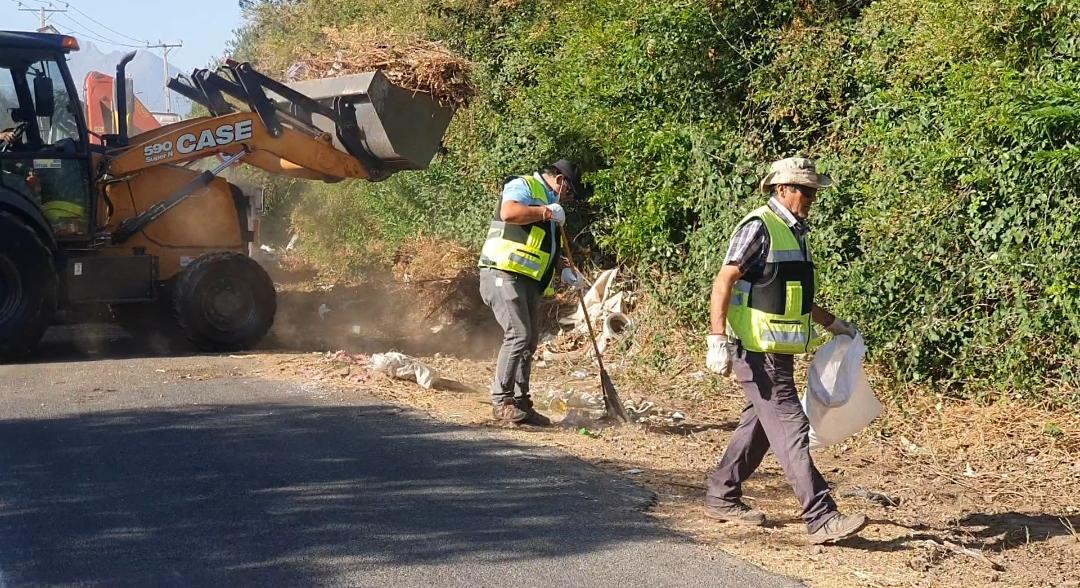 SAN ESTEBAN: Gran cantidad de basura y escombros fueron levantados en calle Los Olmos por equipos municipales de San Esteban