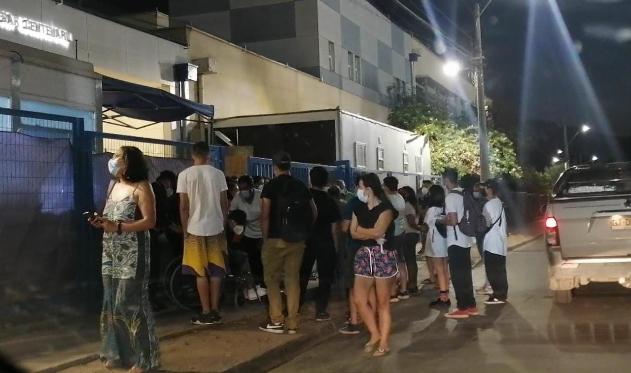LOS ANDES: [VIDEO] Colapso total en SAR Centenario. «Usuarios reclaman que llevan más de cinco horas de espera en la calle».