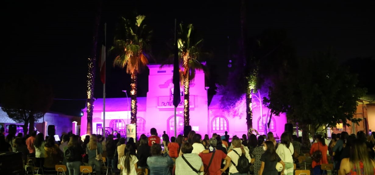 SAN ESTEBAN:  Municipio de San Esteban conmemoró el día de la mujer con izamiento de bandera morada e iluminación de su edificio