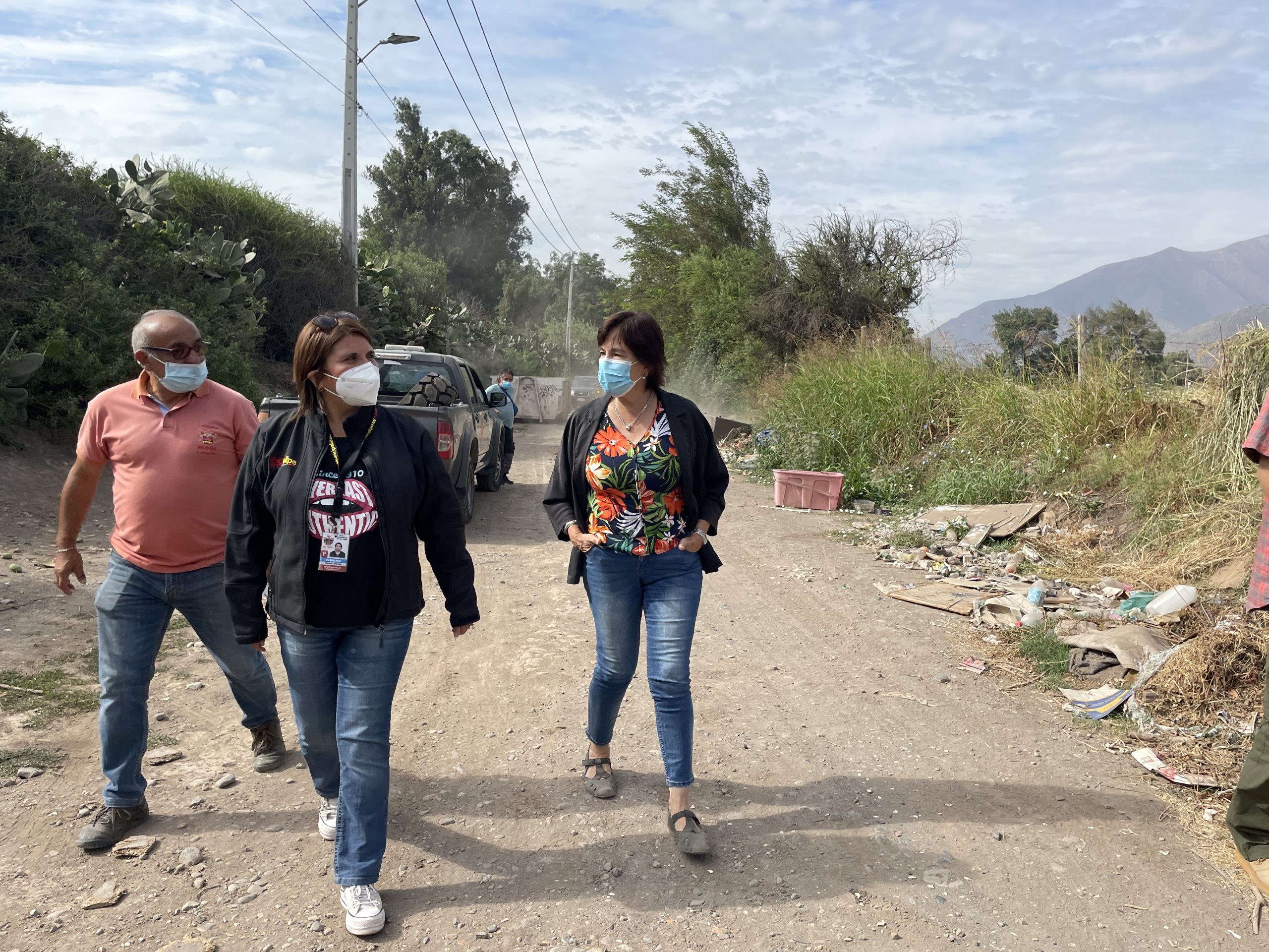 SAN FELIPE:  Personal municipal desarrolla arduo trabajo de limpieza en “basural clandestino” ubicado en Camino Viejo de Encón