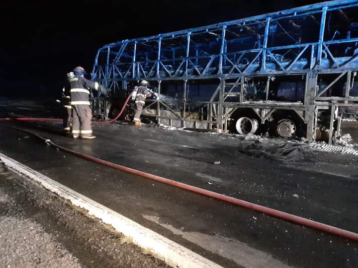 LLAY LLAY: Completamente destruido resultó un bus de la Empresa Romani tras incendiarse en la Ruta 5