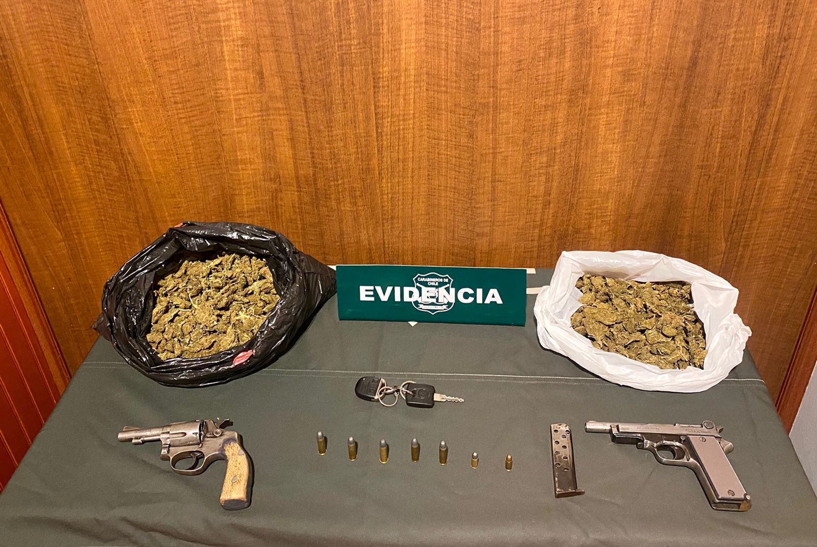 SAN FELIPE: [VIDEO] Carabineros de la SIAT San Felipe, sorprendió a un conductor con armas  y marihuana