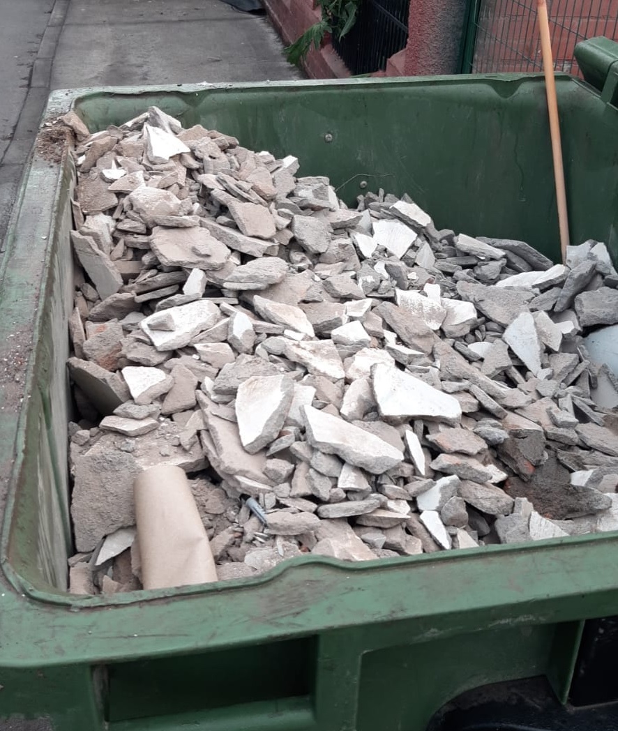 PANQUEHUE: Municipio llama a no botar escombros en contenedores de basura