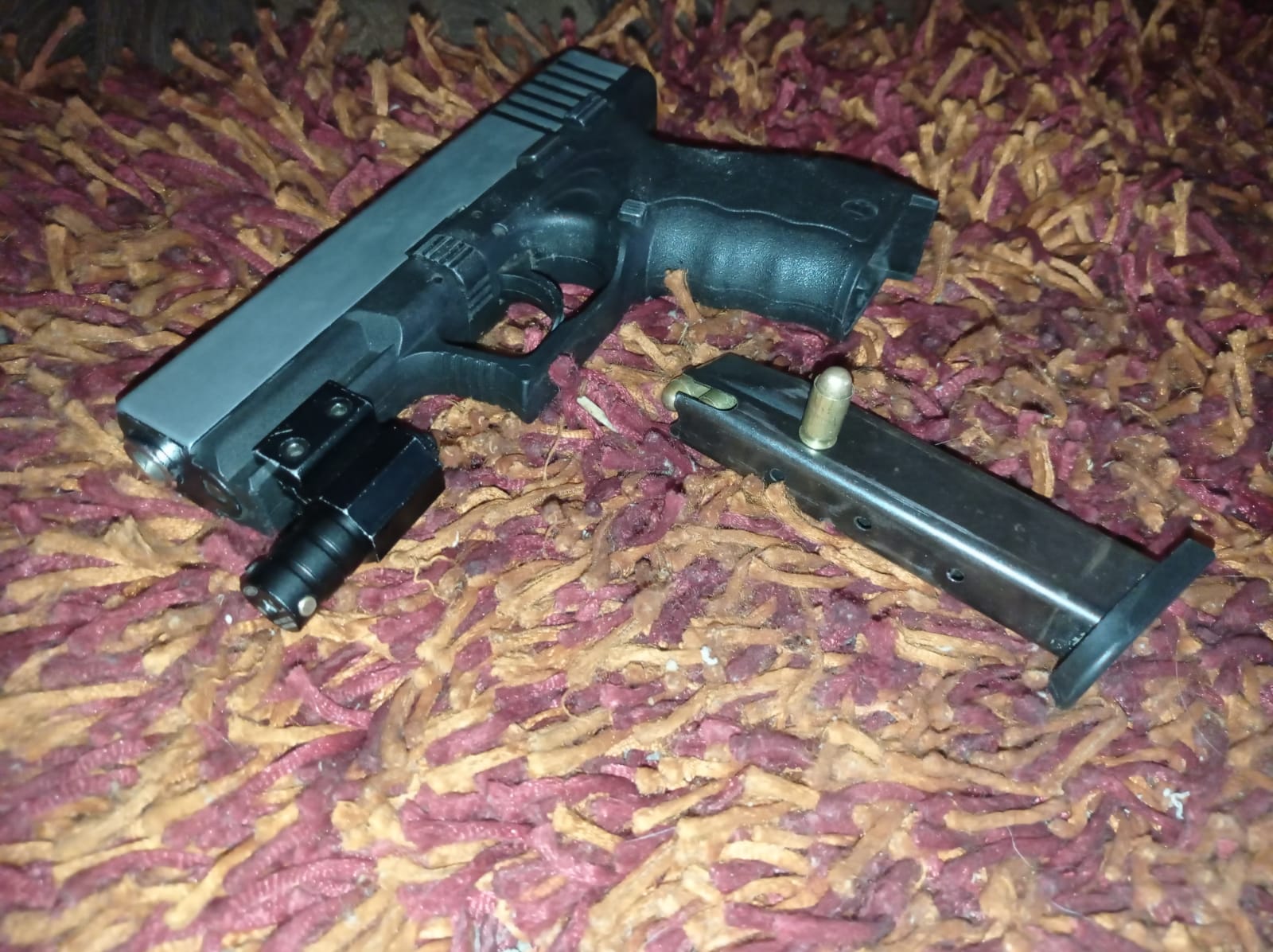 LOS ANDES: Carretearon en un Motel y dejaron olvidada una pistola modificada
