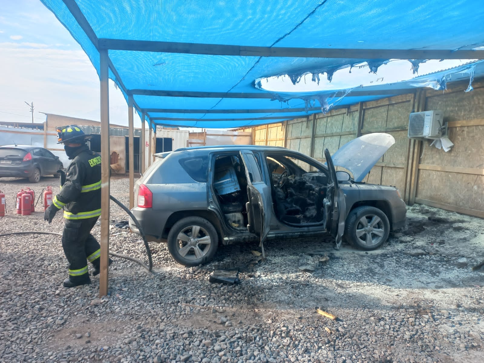 LOS ANDES: Vehículo estacionado en constructora resultó destruido tras incendiarse