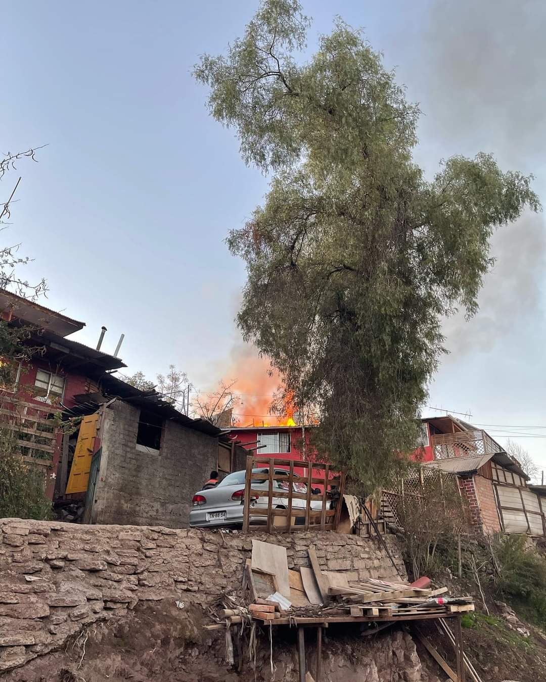 SANTA MARÍA: Un adulto mayor y dos Bomberos resultaron con quemaduras en violento incendio registrado en el Cerro San José