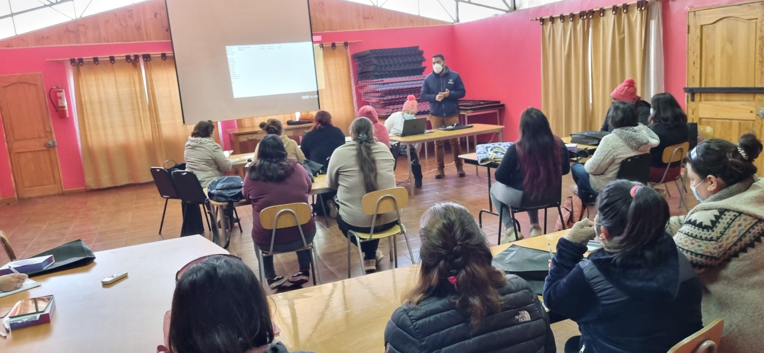 SAN ESTEBAN: 18 mujeres participan en taller de manipulación de alimentos gracias a coordinación de OMIL San Esteban