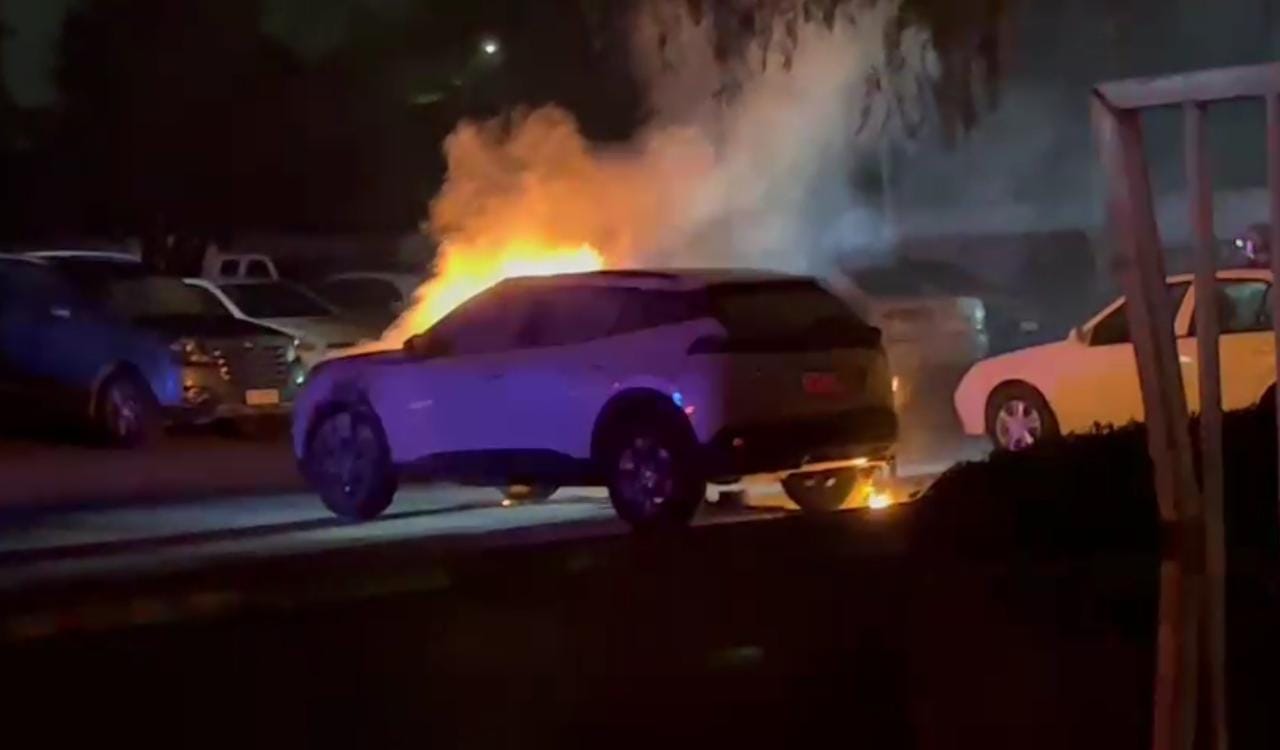 SAN FELIPE: [VIDEO] Sujeto fue detenido tras incendiar automóvil en el estacionamiento del Hospital San Camilo
