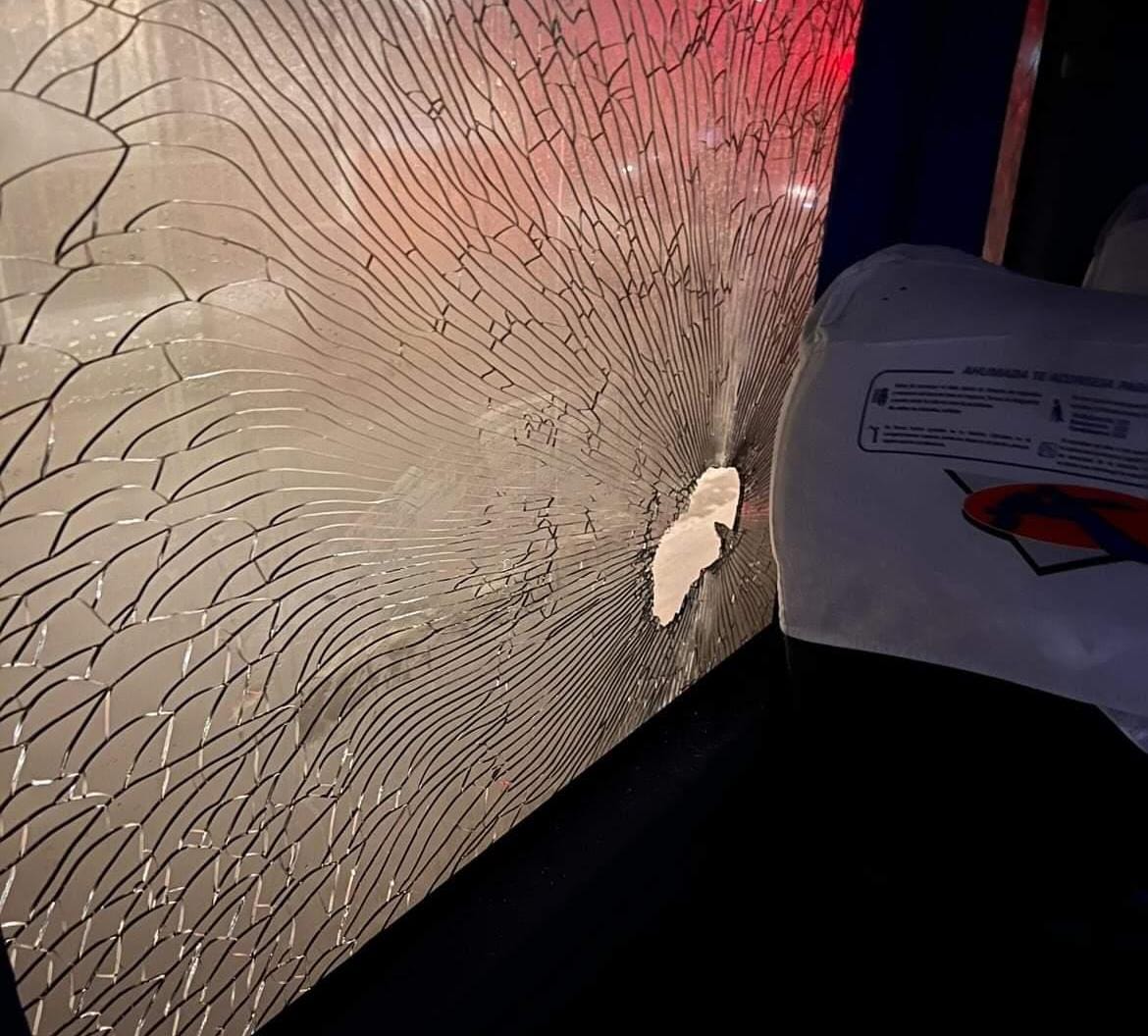 CALLE LARGA: Desconocidos lanzan piedras a las ventanas de un bus Ahumada durante la tarde de este lunes